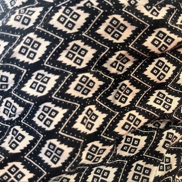 FOREVER 21 BLACK & WHITE PATTERNED DRAWSTRING WAIST SHORTS SIZE L - Picture 7 of 9